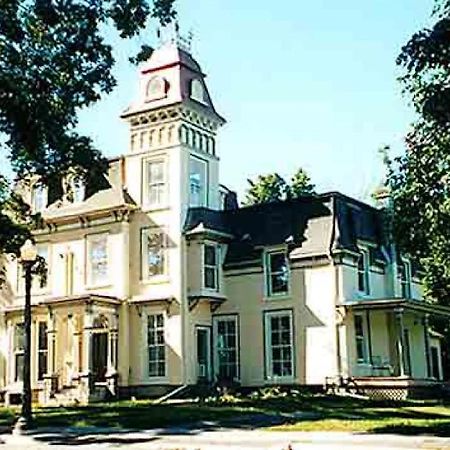 Absolute 1000 Islands Monthly Suites Gananoque Buitenkant foto