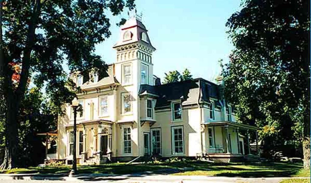 Absolute 1000 Islands Monthly Suites Gananoque Buitenkant foto