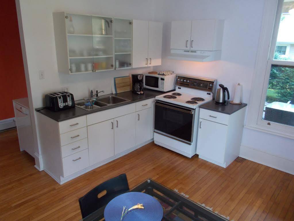 Absolute 1000 Islands Monthly Suites Gananoque Buitenkant foto